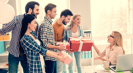 5 redenen waarom je werknemers verrassen met een leuk geschenk een goed idee is