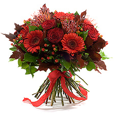 Voici un ravissant bouquet pour fêter le temps qui tourne à l'hiver, mais surtout pour faire plaisir : roses d'une couleur rouge foncé, germinis, nutans, hypéricum,...