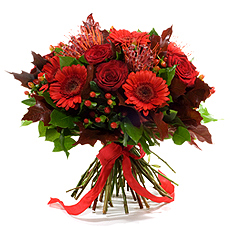Dit rijkelijke boeket zal uw huis opfleuren met haar prachtige winterkleuren : dieprode rode rozen, germini, nutan, hypericum bessen, ...
