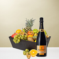 Ontdek het luxueuze geschenk voor alle gelegenheden, van relatiegeschenken tot familiefeesten, het hele jaar door. We verpakken het verse seizoensfruit met de hand in een stijlvolle leerachtige geschenkmand samen met een fles luxe Veuve Clicquot Vintage champagne.