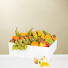 Een herbruikbare opbergmand gevuld met klassiek, seizoensgebonden fruit.