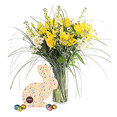 Met dit losse boeket met gele lelies breng je het lentegevoel binnen in huis. De bloemen in frisse en vrolijke kleuren wordt vergezeld van een leuke geschenkdoos van Corné Port-Royal met een overheerlijk assortiment aan paaseitjes. Er bestaat geen twijfel meer… De lente komt eraan!