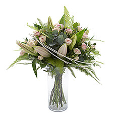 Dit boeket met rozen en lelies is perfect om iemand te verrassen bij eender welke gelegenheid.