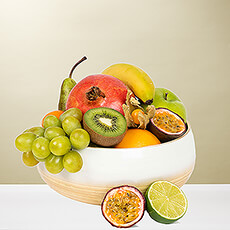 Er is niets zo heerlijk en verfrissend als vers, sappig fruit dat op het hoogtepunt van zijn rijpheid werd geselecteerd. Geniet van een verzameling klassiek en exotisch fruit dat barst van de smaak in dit aantrekkelijke fruitgeschenk. Wij verpakken alles met de hand in een mooie, herbruikbare natuurlijke bamboeschaal.