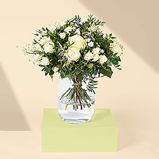 Dit prachtige boeket van witte rozen heeft een frisse, klassieke stijl die zeker in de smaak zal vallen. Het rozenboeket is met de hand gebonden door onze eigen bloemist met alleen de mooiste bloemen. De tijdloze witte rozen worden versterkt door andere kleine witte bloemen en een verscheidenheid aan groen voor een weelderig, rijk effect. Witte rozen zijn perfect voor huwelijks-, verlovings- en jubileumgeschenken, maar de strakke klassieke stijl is ook een geweldig cadeau voor elke gelegenheid.