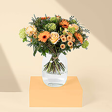 Fleur elke kamer op en geef iemand een hart onder de riem met dit prachtige, frisse oranje boeket. Vrolijke oranje gerbera's, zacht oranje chrysanten en prachtige rozen worden aangevuld met groene accenten. Het frisse boeket is met de hand gemaakt door onze eigen bloemist.