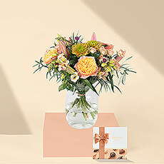 Ce magnifique bouquet de fleurs vieux rose est si beau au point de figurer dans une peinture. Les fleurs fraîches sont livrées quotidiennement depuis la vente aux enchères de fleurs à Amsterdam. La boîte Neuhaus Discovery contient 6 chocolats belges mythiques au lait, noirs et blancs, fourrés de praline, de ganache, de gianduja et de caramel délicieux.