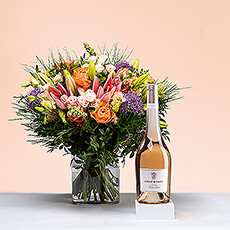 Verras iemand met de perfecte combinatie van een prachtig handgebonden boeket en heerlijke Franse rosé wijn. Een ideaal zomers verjaardags- of jubileumcadeau. Ook een mooi gastvrouwcadeau of bedankje.