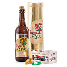 Een stijlvolle, metalen koker met een fles goudblond Brugse Zot, vergezeld van de originele ChocOBeer bierpralines is een schot in de roos.