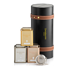 Elke theeliefhebber weet deze prachtige cilindervormige geschenkbox, die 3 blikken Dammann thee en een thee-ei bevat, te appreciëren.