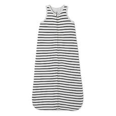 Deze extra grote slaapzak met de typische Petit Bateau marinestrepen houdt je baby lekker warm op koude nachten.