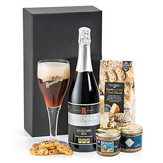 Een mooie fles Rodenbach Grand Cru wordt gecombineerd met een duo van artisanale bierpatés van De Veurn Ambachtse en knapperige Gouda kaaskoekjes van Buiteman. Wie ga jij met dit geschenk verrassen?