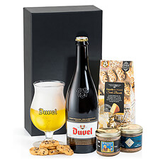Une belle bouteille de Duvel est combinée avec un duo de pâtés artisanaux à la bière de De Veurn Ambachtse, et des biscuits croustillants au fromage Gouda de Buiteman.