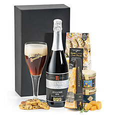 Un coffret cadeau luxueux avec une grande bouteille de Rodenbach Grand Cru, du fromage Reypenaer V.S.O.P, des biscuits au Gouda de Buiteman et du pâté à la bière de De Veurn Ambachtse.