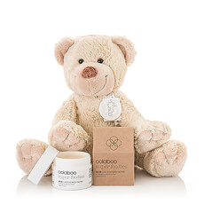 Avec ce cadeau de naissance, dorlotez la nouvelle maman et le joli bébé : Un magnifique ours en peluche 'Boogy' et le Body Butter le luxueux et nourrissant d'Oolaboo.