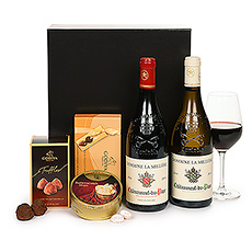 Een luxueuze zwarte doos met een duo Châteauneuf-du-Pape en een assortiment van zoetigheden.