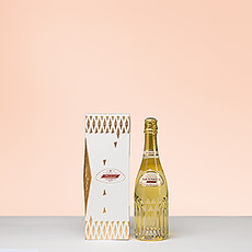 La bouteille de champagne est élégamment présentée dans un luxueux etui cadeau.