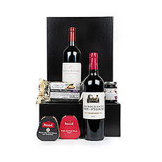 Met enige trots presenteren wij een van onze meest exclusieve geschenken die perfect zijn voor een relatiegeschenk, een verjaardag of een feestdag, met twee prachtige Franse rode wijnen: Château La Forêt, Lalande-de-Pomerol en Les Roches de Yon-Figeac, Saint-Émilion Grand Cru.