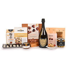 Hierbij één van onze meest exclusieve geschenken: de Ultimate Gourmet met ultra-luxe Dom Pérignon Vintage 2010 Champagne. Dom Pérignon is alleen vintage Champagne: elke Vintage wijn wordt gemaakt van de beste druiven geteeld in één enkel jaar. 
De verfijnde Champagne wordt gecombineerd met een zorgvuldig samengestelde selectie van de fijnste Europese gastronomische specialiteiten en luxe Belgische chocolade.