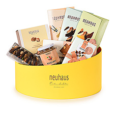 Envoyez des vœux ensoleillés avec cette délicieuse collection de pralinés au chocolat belge Neuhaus, de Mendiants au chocolat aux fruits et aux noix et de Roses des Sables au riz croustillant au chocolat.