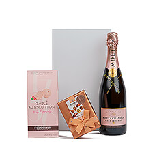 Faites-lui une surprise en lui offrant ce cadeau rose exaltant composé de &#34;Moët & Chandon Rosé &#34;, de biscuits Framboise de Fossier Sable Rose et de luxueux chocolats belges Neuhaus.