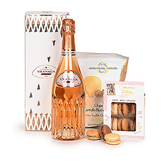 Met deze heerlijke Vranken Diamant Rosé Brut Champagne, in een prachtige fles, viert u de bijzondere momenten in het leven. De droge, goed gebalanceerde mousserende wijn is rijk en fruitig met een toets van rijping. Werkelijk een genot om te drinken.