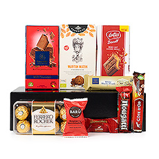 Vous cherchez un grand cadeau pour surprendre un vrai chocoholique ? Ne cherchez pas plus loin, ce grand coffret cadeau est le cadeau idéal pour satisfaire les envies de sucreries d'un véritable amateur de chocolat ! Des bouchées Côte d'Or, une barre Toblerone, des guimauves framboises au chocolat noir de Barù, des biscuits sablés Bonne Maman au chocolat et aux noisettes, des spéculoos Lotus Biscoff fourrés à la crème au chocolat au lait, une barre de chocolat aromatisée Côte d'Or et une barre Nougatti, des Ferrero Rochers et une fine tablette de chocolat au lait belge de Leonidas.