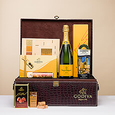 Sommige gelegenheden vragen om een echt bijzonder geschenk. Wanneer u een VIP-geschenk zoekt, is dit luxueuze geschenk van Godiva-chocolade en Veuve Clicquot Brut Champagne de perfecte keuze.