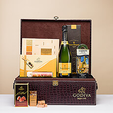 Certaines occasions nécessitent un cadeau vraiment spécial. Si vous avez besoin d'un cadeau VIP, ce luxueux cadeau composé de chocolat Godiva et de champagne Veuve Clicquot 2012 Vintage est le choix idéal.