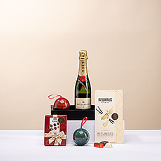 Een feestelijk en sprankelend geschenk voor Kerstmis! Deze heerlijke gift box biedt zowel Moët & Chandom Impérial Champagne als een fijne selectie kerstwaardige chocolade van de Belgische Meesterchocolatier Neuhaus. Alles gepresenteerd op een stijlvol, zwart dienblad, ideaal om een glas champagne en een lekker chocolaatje op te serveren tijdens de feestdagen.