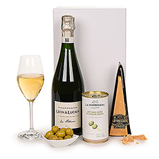 Leon &#38; Lucien Champagne with Olives &#38; Cheese