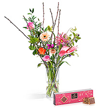 Un magnifique bouquet composé de fleurs fraîches mélangées et sélectionnées manuellement par notre maître fleuriste pour une création unique et rayonnante. 
Ce cadeau est complété par une boîte de biscuits au chocolat au lait Godiva prestige comme gourmandise.