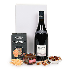 Een goed glas rode wijn en een lekker hartig hapje is de ideale combinatie voor een gezellig onderonsje. Geef deze gift box gevuld met Sancerre Pinot Noir wijn met bijpassende hapjes cadeau voor een verjaardag, als bedanking of voor Kerstmis en Nieuwjaar.