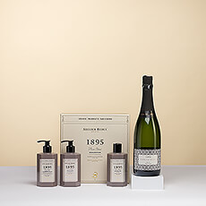 Een geschenkset puur verwennerij van het luxueuze Franse merk Atelier Rebul. Een stijlvolle geschenkdoos met handzeep, douchegel en lotion wordt gecombineerd met heerlijke Francesc Ricart Brut cava voor een geweldige ervaring.