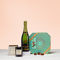Un panier cadeau comprenant une bougie parfumée, une bouteille de Cava de haute qualité et de savoureux chocolats belges est le cadeau idéal pour tout bon vivant.
