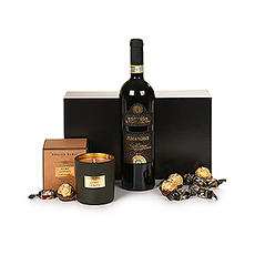 Een luxueuze geschenkdoos met een heerlijk geurende kaars van Atelier Rebul, een fles Amarone Valpolicella wijn en lekkere chocolade.