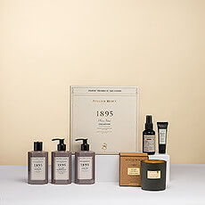 Dit prachtige geschenk voor schoonheid en lichaamsverzorging komt uit de luxueuze Franse Atelier Rebul 1895 Signature Collectie. De 1895 Collectie is gecreëerd met ontspannende, weelderige geuren van bergamot, rabarber en eikenmos. Dit VIP cadeau combineert 1895 bad & lichaamsverzorgingsproducten met iconische Atelier Rebul handcrème, kruidige lichaamsolie en een stijlvolle geurkaars.
