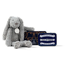 Un cadeau pour nouveau-né qui dorlote à la fois la nouvelle maman et son précieux bébé, avec un ours en peluche et de délicieuses friandises belges dans un sac écologique pratique.