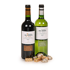 Si vous avez besoin d'un cadeau élégant pour remercier quelqu'un de son hospitalité, envoyez-lui ce best-seller. Il s'agit d'un charmant coffret cadeau composé de deux bouteilles de vin rouge et de vin blanc de grande qualité du Château des Tourtes, accompagnées de chocolats dorés Corné Port-Royal, présentés dans une boîte cadeau noire de luxe.