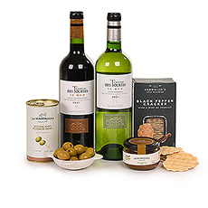 Op zoek naar een stijlvol cadeau om iemand te bedanken voor zijn gastvrijheid? Stuur deze geliefde geschenkset met twee flessen Château des Tourtes rode en witte wijn en hartige hapjes, voor het perfecte tapasmoment. Deze lekkernijen worden gepresenteerd in een stijlvolle zwarte geschenkdoos. De ideale manier om uw dankbaarheid en waardering te tonen aan een dierbare collega, goede vriend of geliefd familielid.