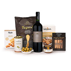 Het ultieme geschenk om iemand dierbaar te verrassen met een fles Haras De Pirque wijn en verfijnde delicatessen. Deze heerlijke geschenkmand voor fijnproevers is gevuld met knapperige chips, Goudse kaaskoekjes, Italiaanse crackers met zeezout en rozemarijn , hartige groene olijventapenade, met ansjovis gevulde olijven en als zoete traktatie een fijne selectie van macarons.