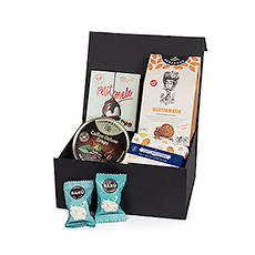 Een geschenkje voor een zoetekauw? Verstuur deze Sweet Tooth gift box gevuld met dunne amandelkoekjes, zoete nougat, speculaaskoekjes met romige vulling, dunne boterkoekjes met cranberry en heerlijke kersenbonbons om lekker lang van te genieten. Verras een familielid, vriend, collega of werknemer met het perfecte geschenk voor zoetebekken.