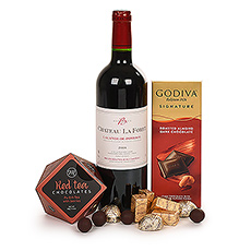 Belangrijke momenten in het leven vragen om een heel bijzonder geschenk. Zoals deze geschenkmand met heerlijke rode wijn Château La Forêt en chocolade. Laat het naar een speciaal iemand sturen om hen te vieren en te verrassen.