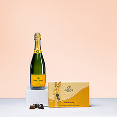 Het gouden duo van Godiva Gold en Veuve Clicquot Brut gecombineerd in een sprankelend geschenk van verfijnde Belgische chocolade en Franse champagne van topkwaliteit.