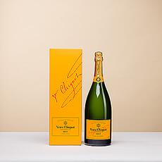 Een grote fles champagne voor een groot feest! Schenk deze Magnum fles Veuve Clicquot Brut Champagne aan een heel speciaal iemand. Gepresenteerd in een stijlvolle Yellow Label geschenkdoos die past bij de 1,5 liter fles die erin zit. Meer dan genoeg heerlijke champagne voor een feestelijke gelegenheid met een grote groep dierbaren.