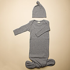 Verwelkom de nieuwe baby met deze Mushie cadeauset! Dit geschenk bestaat uit een rompertje van biologisch katoen met knopen en een bijpassende muts. Het ademende katoenen rompertje houdt de kleine de hele nacht comfortabel en knus.