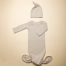 Verwelkom de nieuwe baby met deze Mushie cadeauset! Dit geschenk bestaat uit een rompertje van biologisch katoen met knopen en een bijpassende muts. Het ademende katoenen rompertje houdt de kleine de hele nacht comfortabel en knus.