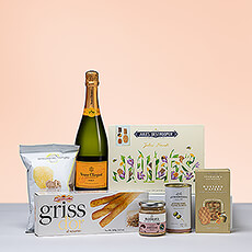 Profitez de l'été avec le goût pétillant du champagne Veuve Clicquot! Le célèbre champagne est associé à un magnifique coffret Jules Destrooper et à des amuse-gueules savoureux. C'est un merveilleux cadeau d'anniversaire pour l'été. Ce magnifique cadeau est également idéal pour les remises de diplômes, les départs à la retraite, les cadeaux de remerciement et les cadeaux d'hôtesse.