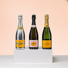 Veuve Clicquot staat synoniem voor prestige en elegantie. Voor een onvergetelijk cadeau biedt u dit prachtige trio van Veuve Clicquots fijne Champagnes aan: klassieke Brut, mooie Rosé en frisse "Rich".