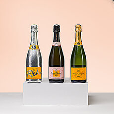 Veuve Clicquot staat synoniem voor prestige en elegantie. Voor een onvergetelijk cadeau biedt u dit prachtige trio van Veuve Clicquots fijne Champagnes aan: klassieke Brut, mooie Rosé en frisse "Rich".